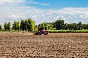 Traktor Arbeiten im Feld Landwirtschaft. foto