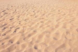 schließen oben Sand Textur Muster Hintergrund von ein Strand im das Sommer- foto