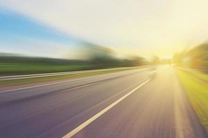 leeren Asphalt Straße im Bewegung verwischen und Sonnenlicht mit Jahrgang Ton. foto