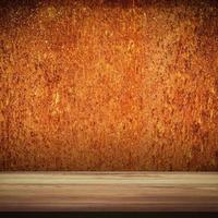 Grunge Orange Hintergrund und Holz Tabelle zum Halloween Hintergrund mit Raum foto