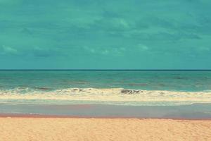 retro Strand und Blau Himmel mit Jahrgang Ton. foto