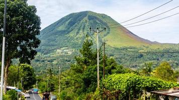 der schöne Berg Lokon in Tomohon City foto