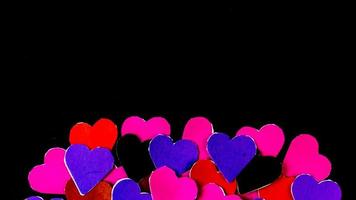 Mehrfarbiges Herz auf schwarzem Hintergrund zum Valentinstag foto