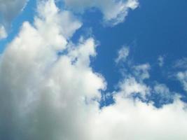 Blau Himmel und Weiß flauschige Wolken. foto