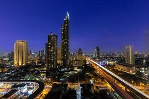 Stadtbild von Bangkok nach Sonnenuntergang im Blau Stunde mit Wolkenkratzer und Stadt Aussicht mit Straße und der Verkehr Licht foto