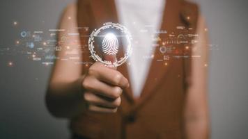 Fingerabdruckerkennung für den Zugriff auf persönliche Finanzdaten. die idee für e-kyc electronic know your customer, biometrische sicherheit, innovative technologie gegen digitale cyberkriminalität foto