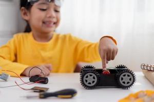 asia studenten lernen zu hause in der codierung von roboterautos und elektronischen platinenkabeln in stamm-, dampf-, mathematik-ingenieurwissenschaften-technologie-computercode im robotikkonzept für kinder. foto