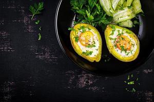 Avocado gebacken mit Ei und frisch Salat. Vegetarier Gericht. oben Sicht, Overhead. ketogen Diät. Keto Essen foto