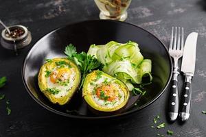 Avocado gebacken mit Ei und frisch Salat. Vegetarier Gericht. ketogen Diät. Keto Essen foto