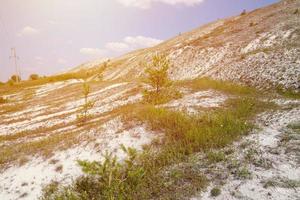 alte, millionenschwere Kreideberge auf der Steppenoberfläche der Erde foto