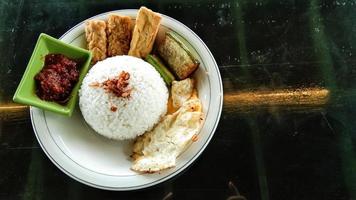 traditionell Speisekarte namens t4 welche besteht von Reis, Tofu, Tempeh, Eier sonnig Seite hoch, und Aubergine foto