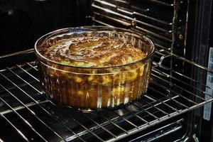 Blumenkohl Souffle im ein transparent Schüssel im das Ofen nach Backen foto