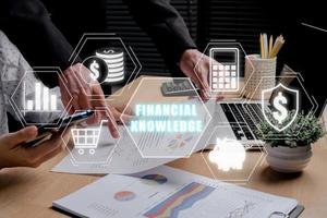 finanziell Wissen Konzept, Geschäft Mannschaft Analysieren Einkommen Diagramme und Grafiken mit finanziell Wissen Symbol auf virtuell Bildschirm. foto