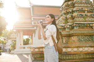 schöne touristische frau im urlaub, die bangkok-stadt, thailand, feiertage und reisendes konzept besichtigt und erkundet foto