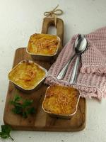 Makkaroni schotel ist Nord europäisch Zuhause Kochen. es ist ein Gericht von gekocht Makkaroni und ein Mischung von Ei, Karotte und Milch mit Fleisch und Käse. foto