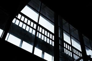 Silhouette von Innere Glas Fenster Hintergrund. foto