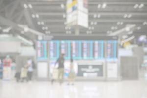 Weiß verschwommen Abfahrt Tafel im das Flughafen. foto