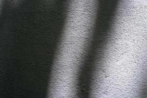 Licht Strahl und Schatten auf Beton Mauer. foto