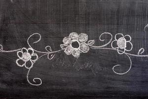 Blume Hand Zeichnung im Gekritzel Stil auf Tafel. foto