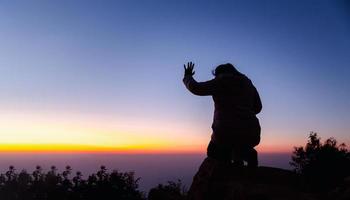 Silhouette von Frau kniend Nieder beten zum Anbetung Gott beim Himmel Hintergrund. Christen beten zu Jesus Christus zum Ruhe. im Morgen Menschen habe zu ein ruhig Platz und betete. Banner mit Kopieren Raum. foto