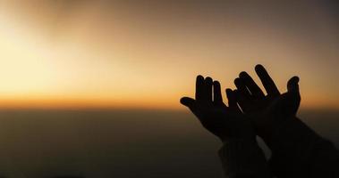 Silhouette von Frau Hände beten zum Anbetung Gott beim Himmel Hintergrund. Christen beten zu Jesus Christus zum Ruhe. im Morgen Menschen habe zu ein ruhig Platz und betete. Banner mit Kopieren Raum. foto