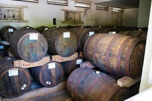 Rum Altern im Fass beim das Takamaka Rum Brennerei. foto