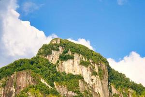 Morgen blanc Berg, ein Wandern Weg auf mahe Insel, schön Granit Felsen und Vegetation foto