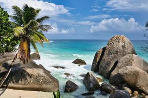 Karana Strand mit Felsen Felsbrocken und Palme Bäume foto