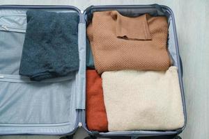 Winter Kleider im Gepäck. Zeit zu reisen, Reise, entspannen, Frühling oder Herbst oder Winter Jahreszeit und Ferien Konzepte foto