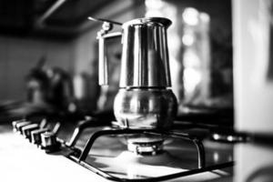 ein Kaffeemaschine auf das Blau Gas Feuer, Herstellung heiß schwarz Kaffee foto
