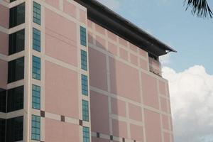 das Fassade Mauer von ein Einkaufszentrum im zentral Jakarta welche ist Sanft im Farbe foto