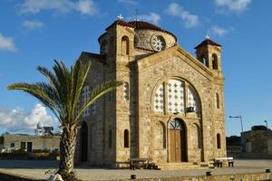 st. Georgios Kirche. orthodox Kirche und Palme Baum im Zypern foto