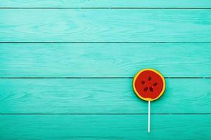 Wassermelone Sommer Süßigkeiten Essen auf blauem Hintergrund aus Holz. Ansicht von oben. Attrappe, Lehrmodell, Simulation. Platz kopieren. süßer Lutscher foto