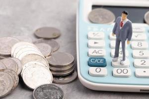 Miniatur Menschen sind auf Taschenrechner Geschäftsmann Finanzen Geschäft Konzept foto