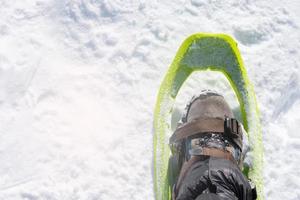 Detail von Schneeschuh auf Bergsteiger Fuß foto