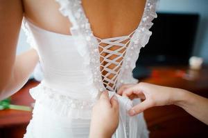 Brautjungfer Bindungen Weiß Hochzeit Kleid foto