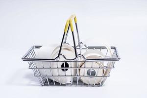 Metall Mini Einkaufen Korb mit Papier Bänder zum prüft foto
