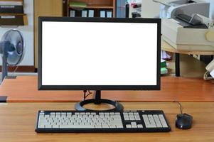 alter Computer-Desktop mit leerem Bildschirm im Büroraum foto