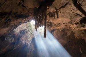 Sonnenlicht durch eine Höhle foto