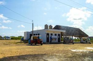 chequila Quintana roo Mexiko 2021 klein Dorf Hafen Fähre Straße Häuser Menschen Autos chiquila Mexiko. foto