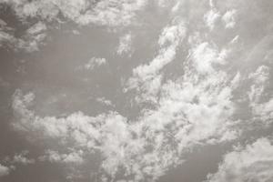 blauer himmel mit schönen wolken an einem sonnigen tag in brasilien. foto