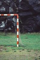 verlassenes altes Fußballtor foto