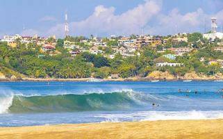 puerto escondido oaxaca mexiko 2022 surfer surfen auf surfbrett auf hohen wellen in puerto escondido mexiko. foto