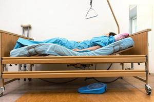 gebogen elektrisch Krankenhaus Bett mit geduldig beim Zuhause foto