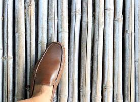 Schuh auf Bambus foto