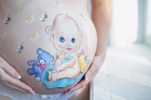 schön Zeichnung auf das Bauch von ein schwanger Frau foto