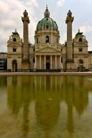 Wien, Österreich - - jul 18, 2021, Aussicht von das Karlskirche st. Karl Kirche und Betrachtung im Wien, Österreich. foto