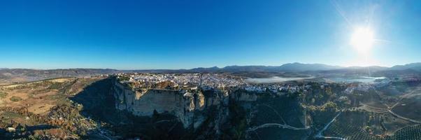 Stierkampfarena von das königlich Kavallerie von Ronda Antenne Aussicht beim Sonnenaufgang im Spanien. foto