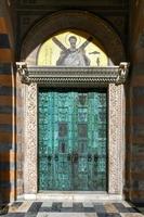 das Tür zu das Apostel Heilige Andreas, römisch katholisch Kirche im Amalfi, Italien. foto