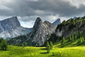 Panorama- Landschaft von das cinque Torri im das Dolomit Berge von Italien. foto